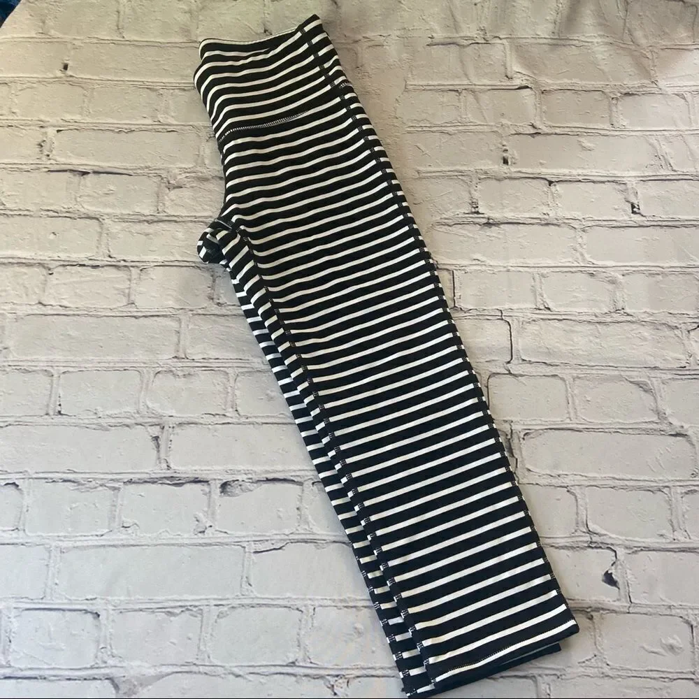 Athleta Chaturanga Black & White Striped Cropped Leggings Yoga Pants Size Small